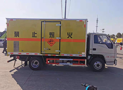 南丹爆破器材运输车技术升级与安全合规新趋势